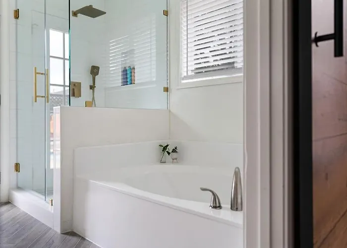 High End Design With Pool & Hot Tub Gameroom * Round Rock