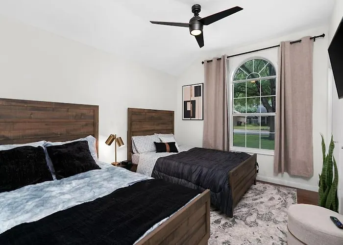 High End Design With Pool & Hot Tub Gameroom * Round Rock