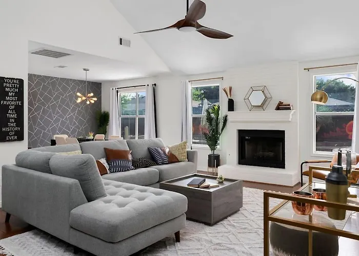 High End Design With Pool & Hot Tub Gameroom * Round Rock