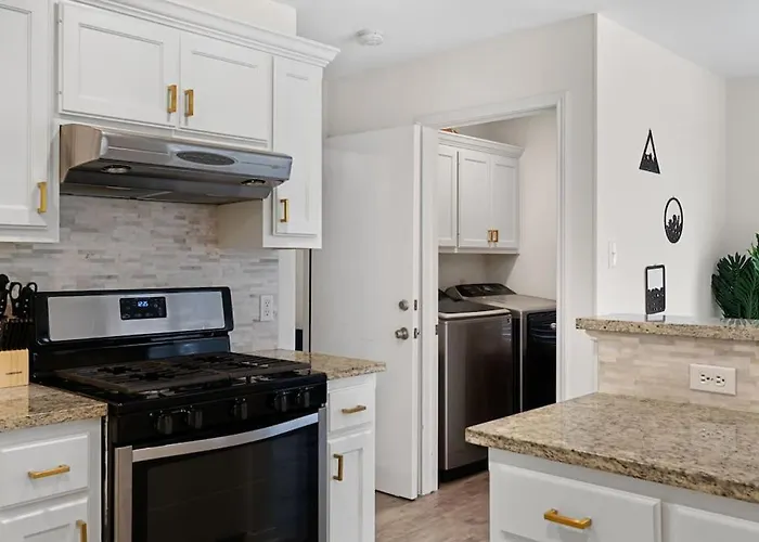 High End Design With Pool & Hot Tub Gameroom * Round Rock