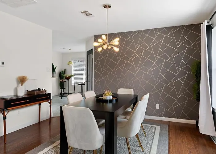 High End Design With Pool & Hot Tub Gameroom * Round Rock